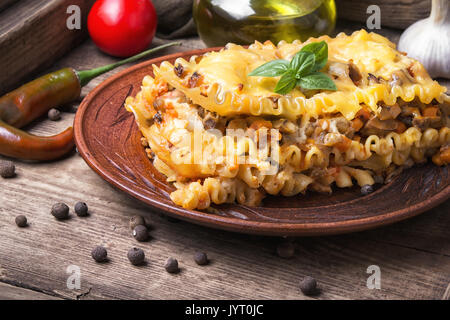 Traditionelle Klassische italienische Lasagne auf Holz rustikale Hintergrund Stockfoto