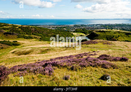 Die Aussicht von der Arthur Seat, Holyrood Park, dem Edinburgh, Schottland. Stockfoto