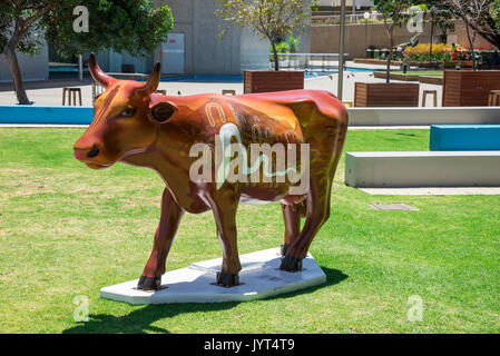 Braun Kuh vor WA State Library als Teil der CowParade Veranstaltung im November 2016, Perth Stockfoto