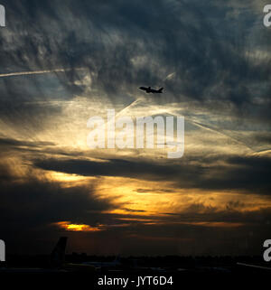 Flugzeug Vom Flughafen Düsseldorf nach Sonnenuntergang, Deutschland. Stockfoto