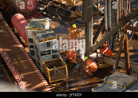 Schweißer zur Festsetzung einer Struktur auf dem Deck des Saipem S7000 schweres Schiff. Credit: LEE RAMSDEN/ALAMY Stockfoto