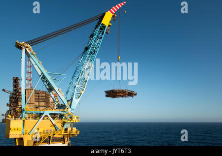 Die saipem S7000 schweres Schiff, das Entfernen eines Helideck, aus der BP Miller Nordsee Öl- und Gasplattformen Credit: LEE RAMSDEN/ALAMY. Stockfoto