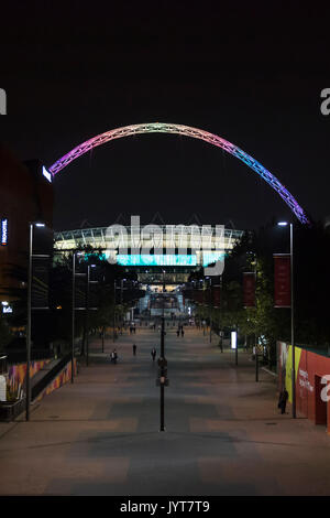 Iconic arch ist Wembley National Stadium lit Regenbogenfarben Stockfoto