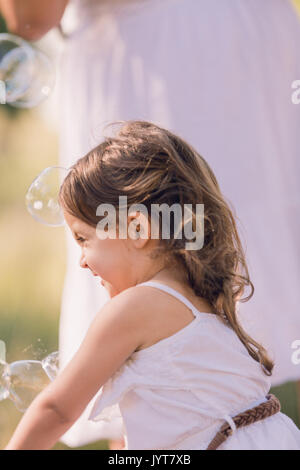 Spielen mit Seifenblasen in den Park. Stockfoto