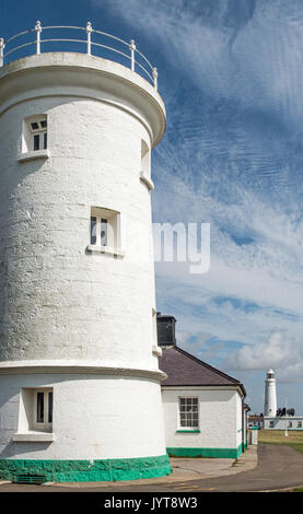 Die beiden Nash Point Leuchttürme an der Glamorgan Heritage Coast in Südwales Stockfoto