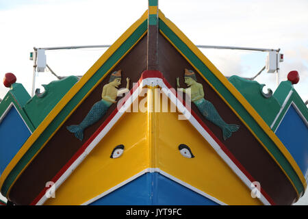 Bug eines maltesischen Luzzu Boot mit ein paar Augen geglaubt, die Fischer vor Schaden zu schützen, wenn Sie auf See sind Stockfoto