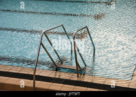 Stahl Treppen mit Geländer in den Swimmingpool Stockfoto