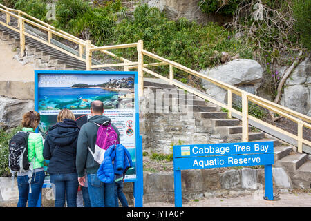 Familie lesen Informationen, die Karte in der Cabbage Tree Bay aquatische finden, Manly Beach, Sydney, Australien Stockfoto