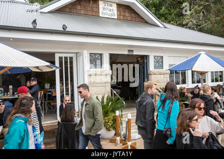 Menschen außerhalb der Boat House Restaurant in Shelly Beach, Manly, Sydney, Australien Stockfoto