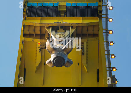 Der Kran auf dem Saipem S7000, die in der Lage ist, 7000 Tonnen anheben. Credit: LEE RAMSDEN/ALAMY Stockfoto