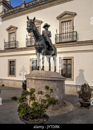 SEVILLA, SPANIEN - 14. MÄRZ 2016: Reiterstatue der Prinzessin Maria Mercedes von Bourbon vor der Stierkampfarena Stockfoto