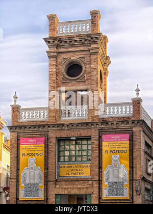 SEVILLA, SPANIEN - 14. MÄRZ 2016: Außenansicht des Kunsthandwerkermarktes (El Postigo), der sich auf dem alten Fischmarkt befindet Stockfoto