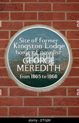 Grüne Plakette kennzeichnen ein Haus der Schriftsteller George Meredith auf der Website von Kingston Lodge, Kingston upon Thames, Surrey, England Stockfoto