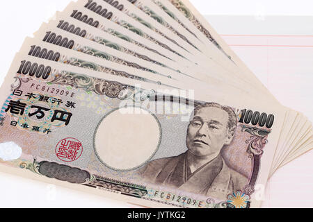 Japanische Geld und Sparbuch auf weißem Hintergrund Stockfoto