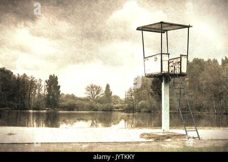 Eine alte Weiß und rostiges Metall lifeguard Tower mit Stuhl auf einem Teich entfernt. Ein Bay Watch Tower. Stockfoto