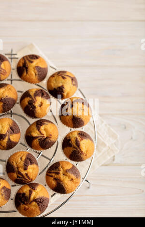 Muffins auf einem Teller auf hölzernen Hintergrund. Selektiven Fokus. Stockfoto