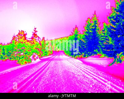 Infrarot Foto der alpine Winter hügelige Landschaft. Sonniges Wetter mit klarem Himmel oben. Erstaunlich Thermografie Farben. Stockfoto