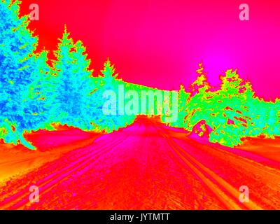 Infrarot Foto der alpine Winter hügelige Landschaft. Sonniges Wetter mit klarem Himmel oben. Erstaunlich Thermografie Farben. Stockfoto