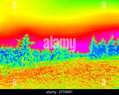 Infrarot Foto der alpine Winter hügelige Landschaft. Sonniges Wetter mit klarem Himmel oben. Erstaunlich Thermografie Farben. Stockfoto