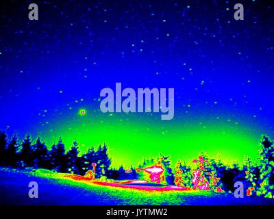 Infrarot Foto der alpine Winter hügelige Landschaft. Sonniges Wetter mit klarem Himmel oben. Erstaunlich Thermografie Farben. Stockfoto