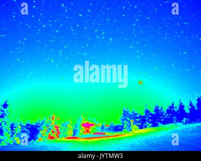 Infrarot Foto der alpine Winter hügelige Landschaft. Sonniges Wetter mit klarem Himmel oben. Erstaunlich Thermografie Farben. Stockfoto