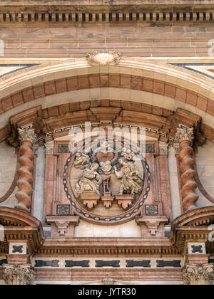 MALAGA, SPANIEN - 09. MÄRZ 2016: Detail der Schnitzerei an der Außenseite der Kathedrale (Catedral de Malaga) Stockfoto