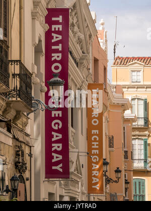 MALAGA, SPANIEN - 09. MÄRZ 2016: Banner Flags vor dem Echegaray Theater Stockfoto