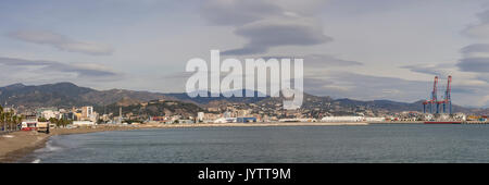 MALAGA, SPANIEN - 09. MÄRZ 2016: Panorama des Strandes mit Blick auf die Stadt und den Hafen Stockfoto