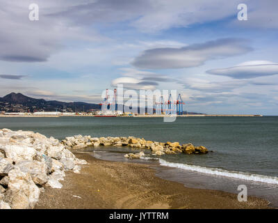 MALAGA, SPANIEN - 09. MÄRZ 2016: Blick auf den Strand mit Blick auf den Hafen Stockfoto