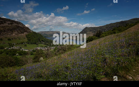 Panoramablick über Ullswater, der zweitgrößte See im englischen Lake District, in Richtung des Dorfes Patterdale Stockfoto