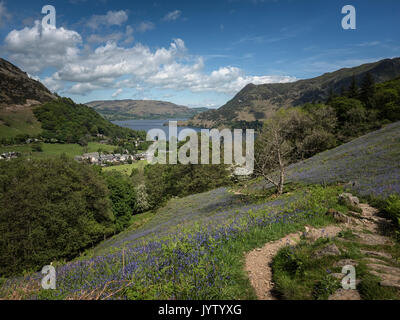 Panoramablick über Ullswater, der zweitgrößte See im englischen Lake District, in Richtung des Dorfes Patterdale Stockfoto