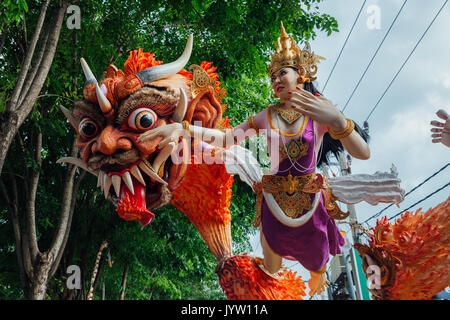 Bali, Indonesien - März 08, 2016: ogoh-ogoh Statuen bei der Parade während der balinesischen Neujahrsfest am 08.März in Bali, Indonesien 2016. Stockfoto