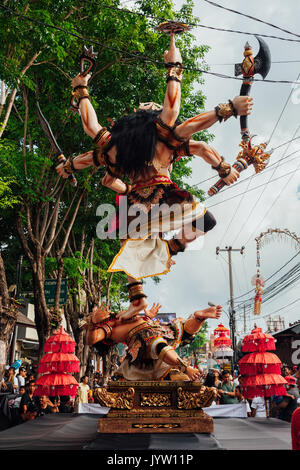 Bali, Indonesien - März 08, 2016: ogoh-ogoh Statuen bei der Parade während der balinesischen Neujahrsfest am 08.März in Bali, Indonesien 2016. Stockfoto