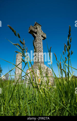 Old Kilcullen (Cill Chuilinn), County Kildare, Provinz Leinster, Irland, Europa. Dekorierte, hohe Kreuz in der alten historischen Friedhof. Stockfoto