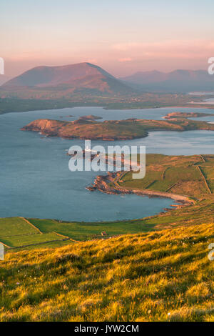 Valentia Island (Oilean Dairbhre), County Kerry, Provinz Munster, Irland, Europa. Blick vom Berg und Geokaun Fogher Klippen bei Sonnenuntergang. Stockfoto