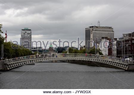 Ein Blick auf den Fluss Liffey und die Innenstadt von Dublin an einem grauen Tag in Irland Stockfoto