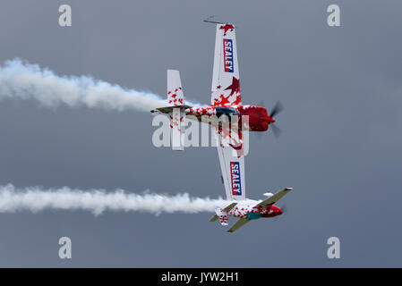 Volle Größe Extra aerobatic Flugzeug Anzeigen mit einer Skala Radio control Model in einer einzigartigen Paare Anzeige an Biggin Hill Festival der Flight Airshow. Stockfoto