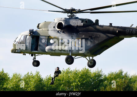 MIL Mi-171 Sturmhubschrauber der tschechischen Luftwaffe, der einen Mann auf der Flugschau Biggin Hill hochhebt Stockfoto