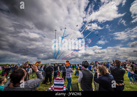 Das Red Arrows-Team der Royal Air Force kommt über die Menge, um bei der Airshow des Biggin Hill Festival of Flight vorzustellen Stockfoto