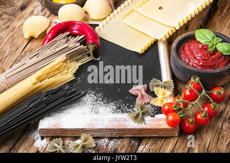 Verschiedene Arten von italienischen Pasta auf rustikalen Hintergrund Stockfoto