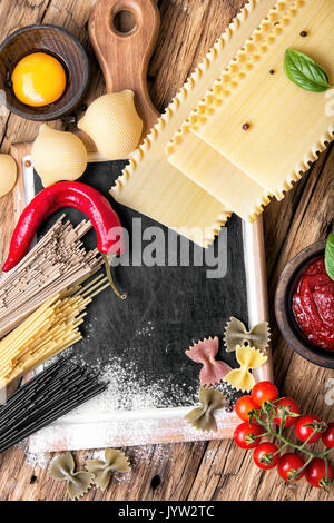 Verschiedene Arten von italienischen Pasta auf rustikalen Hintergrund Stockfoto