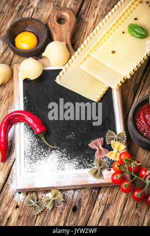 Verschiedene Arten von italienischen Pasta auf rustikalen Hintergrund Stockfoto