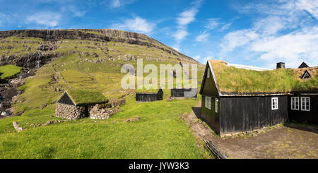 Saksun, Stremnoy Island, Färöer, Dänemark. Iconic grünes Dach Häuser. Stockfoto