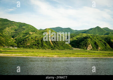 Yalu südlich von Manpo, Chagang Provinz, Nordkorea mit nordkoreanischen Landschaft. Stockfoto