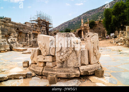 Zirkuläre Struktur der Überreste der römischen Altar am Domitian Platz in der antiken Stadt Ephesus, Türkei. Stockfoto