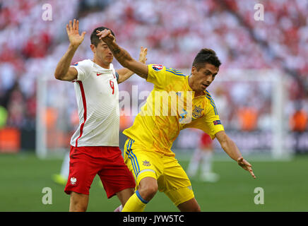 MARSEILLE, Frankreich, 21. JUNI 2016: Robert Lewandowski von Polen (L) und Yevhen Khacheridi der Ukraine in Aktion während der UEFA EURO 2012 Spiel am Sta Stockfoto