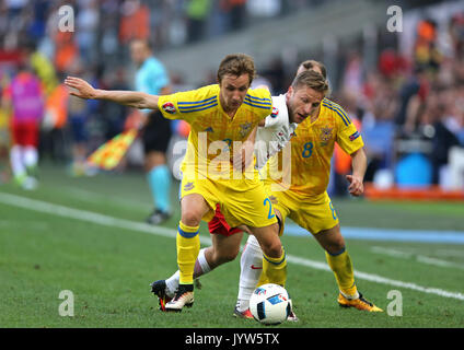 MARSEILLE, Frankreich, 21. JUNI 2016: Bohdan Butko der Ukraine (#2) und Jakub Błaszczykowski von Polen in Aktion während der UEFA EURO 2012 Spiel in Stade Stockfoto