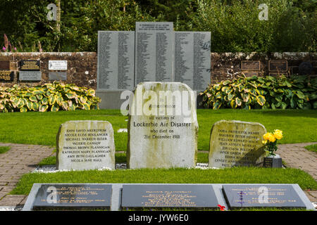 Lockerbie, Schottland, Großbritannien - 19 August, 2017: Der Garten des Gedenkens für die Opfer der Flugzeugkatastrophe in Lockerbie Dryfesdale Friedhof, Lockerbie. Stockfoto