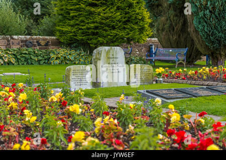 Lockerbie, Schottland, Großbritannien - 19 August, 2017: Der Garten des Gedenkens für die Opfer der Flugzeugkatastrophe in Lockerbie Dryfesdale Friedhof, Lockerbie. Stockfoto