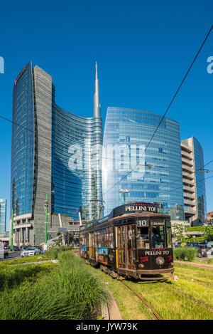 Mailand, Lombardei, Italien. Iconic Straßenbahn mit Porta Nuova Geschäftsviertel im Hintergrund. Stockfoto